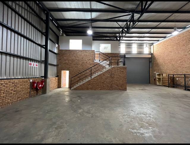304M² WAREHOUSE TO LET IN LANSERIA
